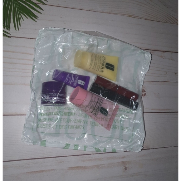 NWT Clinique Skincare & Makeup Gift Set Cleanser Serum Eye Cream Lipstick & More - Picture 2 of 3